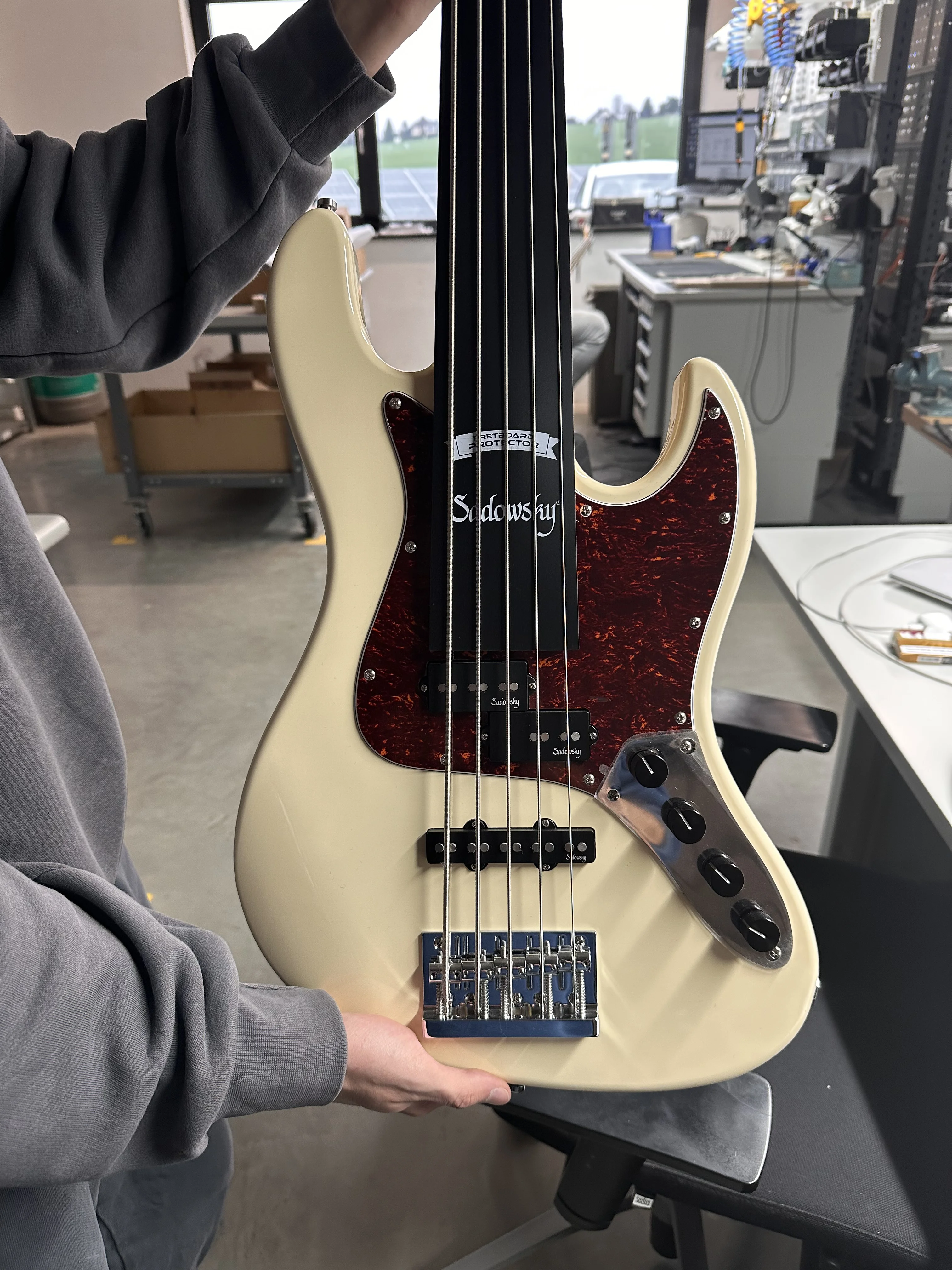 MetroExpress 21-Fret Hybrid P/J Bass 5 Olympic White - B-Stock